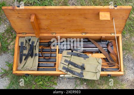 WWII MP-40 deutsches Maschinengewehr mit Ersatzmagazinen und Taschen in einer Waffenkassette Stockfoto