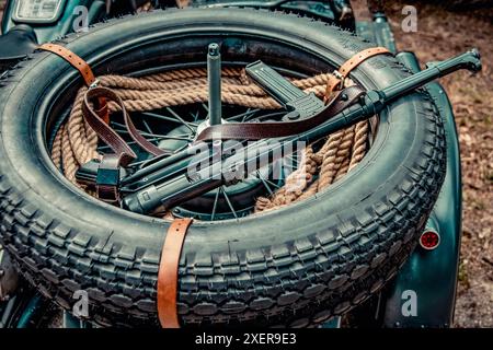 Deutscher MP-40 Maschinengewehr auf einem Seitenwagen-Motorrad Stockfoto