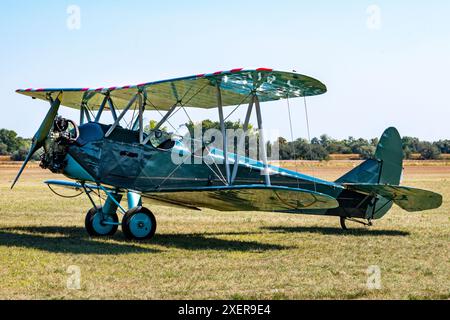 Grün lackiertes sowjetisches Po-2-Militär-Doppeldecker auf einem Grasflugplatz Stockfoto