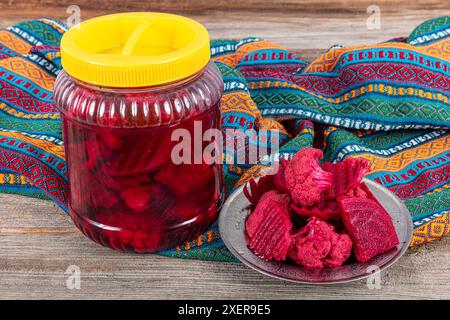 Eingelegte Rüben und Blumenkohl. Eingelegter Blumenkohl mit Rüben, um die rosa Farbe zu verleihen. Gemüse in Dosen (marinierter Kohl mit Roter Bete). Stockfoto