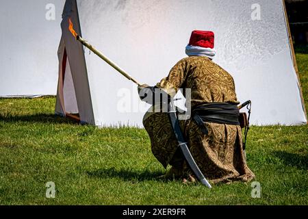 Türkischer Fußsoldat aus dem 16. Jahrhundert hält eine Fackel in einem Lager Stockfoto