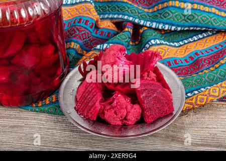 Eingelegte Rüben und Blumenkohl. Eingelegter Blumenkohl mit Rüben, um die rosa Farbe zu verleihen. Gemüse in Dosen (marinierter Kohl mit Roter Bete). Stockfoto