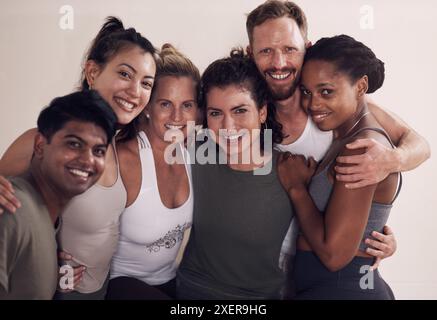 Porträt, Vielfalt und Gruppe von Menschen im Yoga-Kurs mit über uns, Unterstützung und Teamarbeit für soziale Medien. Studenten, Freunde und Glück für Stockfoto