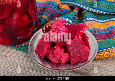 Eingelegte Rüben und Blumenkohl. Eingelegter Blumenkohl mit Rüben, um die rosa Farbe zu verleihen. Gemüse in Dosen (marinierter Kohl mit Roter Bete). Stockfoto