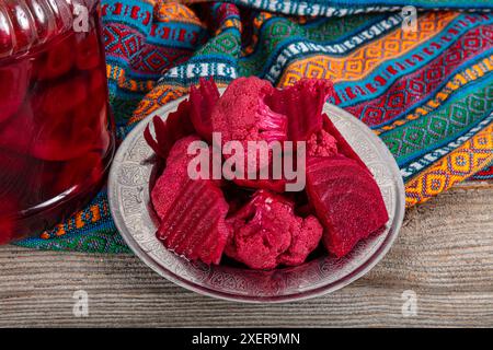 Eingelegte Rüben und Blumenkohl. Eingelegter Blumenkohl mit Rüben, um die rosa Farbe zu verleihen. Gemüse in Dosen (marinierter Kohl mit Roter Bete). Stockfoto