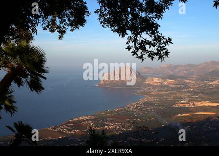 Panoramablick auf das Naturschutzgebiet Monte Cofano von den Höhen von Erice (Provinz Trapani, Nordwesten Siziliens, Italien) Stockfoto