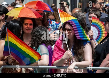 London, Großbritannien. 29. Juni 2024. Mitglieder der Öffentlichkeit beobachten die Parade am Piccadilly Circus während der Pride in London, wo Tausende von Besuchern erwartet werden, um sie zu sehen und teilzunehmen. Die Veranstaltung begann 1972 als Protest, um die Aufmerksamkeit der LGBT-Community zu lenken. Die ursprünglichen Organisatoren, die Gay Liberation Front (GLF), haben erklärt, dass Pride in London übermäßig kommerzialisiert und von Konzernen dominiert wurde. Quelle: Stephen Chung / Alamy Live News Stockfoto