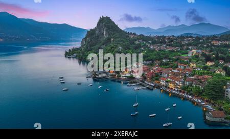 Luftaufnahme der Rocca von Calde und des Lago Maggiore im Hintergrund während Sonnenuntergang, am Sommertag, Castelveccana, Italien Stockfoto