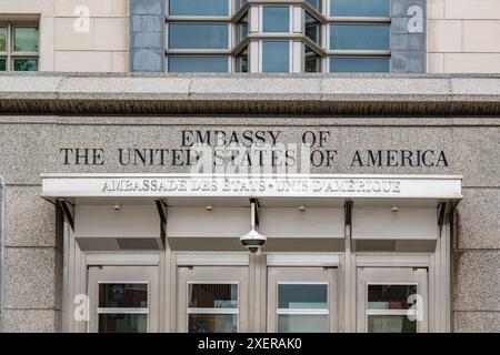 Ottawa, ON, Kanada-12. Juni 2024: Eingangstür der US-Botschaft in Ottawa, der Hauptstadt Kanadas. Stockfoto