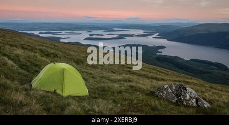 Green Zelt Wildcamping auf Ben Lomond am Abend, am Hang des Hügels mit Blick auf den See, Loch Lomond und den Trossachs-Nationalpark, Schotten Stockfoto