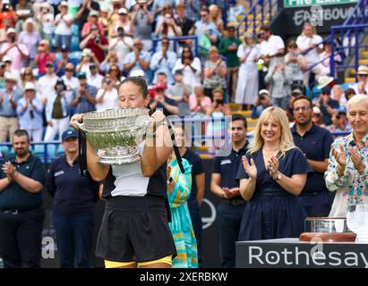 Eastbourne, East Sussex, Großbritannien. 29. Juni 2024; Devonshire Park, Eastbourne, East Sussex, England: Rothesay International Eastbourne, Tag 6; Daria Kasatkina feiert mit der Rothesay International Trophäe, nachdem sie das Finale des Dameneinspiels gewonnen hat Credit: Action Plus Sports Images/Alamy Live News Stockfoto