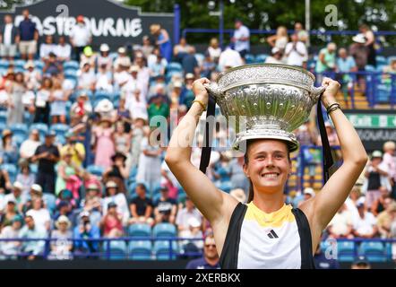 Eastbourne, East Sussex, Großbritannien. 29. Juni 2024; Devonshire Park, Eastbourne, East Sussex, England: Rothesay International Eastbourne, Tag 6; Daria Kasatkina feiert mit der Rothesay International Trophäe, nachdem sie das Finale des Dameneinspiels gewonnen hat Credit: Action Plus Sports Images/Alamy Live News Stockfoto