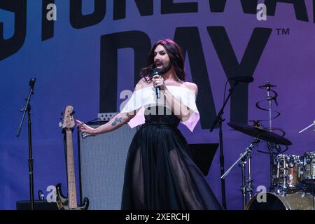 28. Juni 2024, New York, New York, Vereinigte Staaten: Conchita Wurst tritt auf der Bühne Stonewall Day 2024 im Public Square & Gardens in Hudson Yards in New York auf (Bild: © Lev Radin/Pacific Press via ZUMA Press Wire) NUR ZUR REDAKTIONELLEN VERWENDUNG! Nicht für kommerzielle ZWECKE! Stockfoto