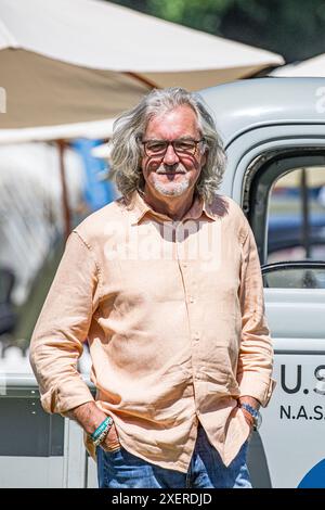 BROADCHALKE, SALISBURY, WILTSHIRE, Vereinigtes Königreich, 29. Juni, 2024, The Grand Tour und ehemaliger Top Gear Moderator, Fernsehpersönlichkeit James May, der vor einem Chevrolet in der Sonne stand, während er das Chalke History Festival besuchte, um seinen Vortrag mit dem Titel „The Car: did we get it wrong?“ zu halten. Mit James Holland. John Rose/Alamy Live News Stockfoto