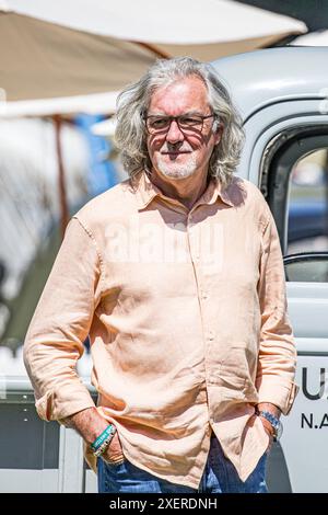 BROADCHALKE, SALISBURY, WILTSHIRE, Vereinigtes Königreich, 29. Juni, 2024, The Grand Tour und ehemaliger Top Gear Moderator, Fernsehpersönlichkeit James May, der vor einem Chevrolet in der Sonne stand, während er das Chalke History Festival besuchte, um seinen Vortrag mit dem Titel „The Car: did we get it wrong?“ zu halten. Mit James Holland. John Rose/Alamy Live News Stockfoto