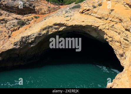 Praia da Marinha, Carvoeiro, Algarve, Portugal. Meereshöhle in den Klippenformationen, verursacht durch das große Erdbeben und den Tsunami im Jahr 1755. Stockfoto