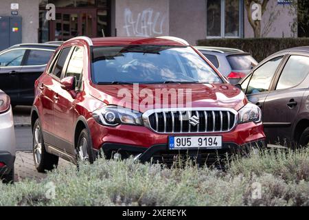 OSTRAVA, TSCHECHISCHE REPUBLIK - 19. DEZEMBER 2023: Roter Suzuki SX4 S-Cross-Crossover-Wagen parkt auf der Straße Stockfoto