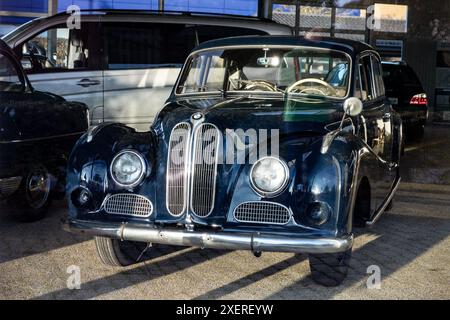 ROSKILDE, DÄNEMARK - 30. OKTOBER 2014: BMW 501 oder 502 Limousine im Händlerbetrieb vorgestellt, durch das Glas der Schaufensterfront Stockfoto