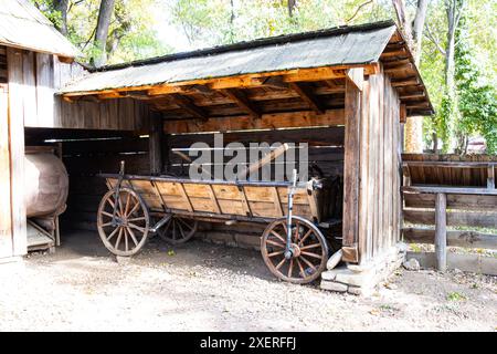 Ein alter Holzwagen auf dem Land Stockfoto