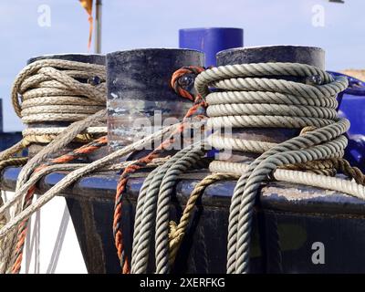 Gewickelte Seile auf einem Schiff auf dem Datteln-Hamm-Kanal, Deutschland, Nahaufnahme Stockfoto