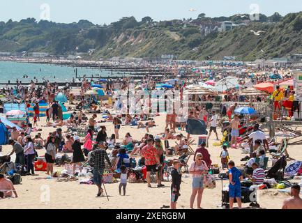 Bournemouth, Großbritannien. Juni 2024. Die Menschenmassen genießen den Strand von Bournemouth in Dorset nach einer Woche sengender Temperaturen im ganzen Land. Richard Crease/Alamy Live News Stockfoto
