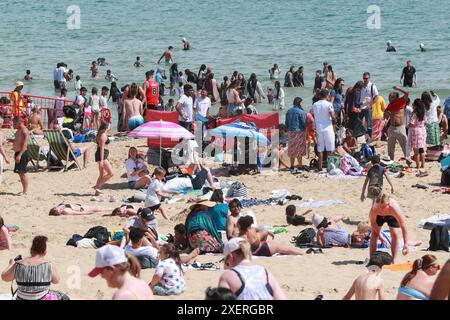 Bournemouth, Großbritannien. Juni 2024. Die Menschenmassen genießen den Strand von Bournemouth in Dorset nach einer Woche sengender Temperaturen im ganzen Land. Richard Crease/Alamy Live News Stockfoto