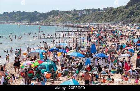 Bournemouth, Großbritannien. Juni 2024. Die Menschenmassen genießen den Strand von Bournemouth in Dorset nach einer Woche sengender Temperaturen im ganzen Land. Richard Crease/Alamy Live News Stockfoto