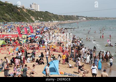 Bournemouth, Großbritannien. Juni 2024. Die Menschenmassen genießen den Strand von Bournemouth in Dorset nach einer Woche sengender Temperaturen im ganzen Land. Richard Crease/Alamy Live News Stockfoto