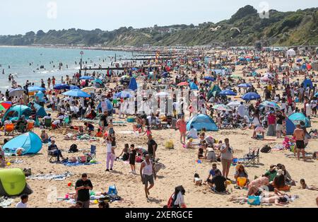 Bournemouth, Großbritannien. Juni 2024. Die Menschenmassen genießen den Strand von Bournemouth in Dorset nach einer Woche sengender Temperaturen im ganzen Land. Richard Crease/Alamy Live News Stockfoto