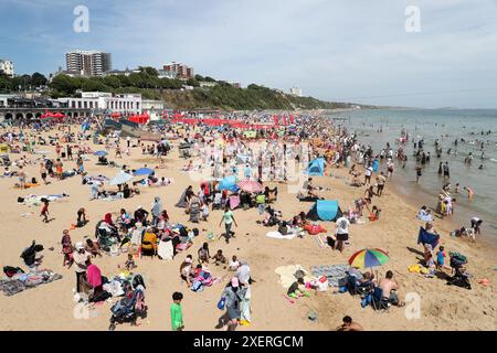 Bournemouth, Großbritannien. Juni 2024. Die Menschenmassen genießen den Strand von Bournemouth in Dorset nach einer Woche sengender Temperaturen im ganzen Land. Richard Crease/Alamy Live News Stockfoto