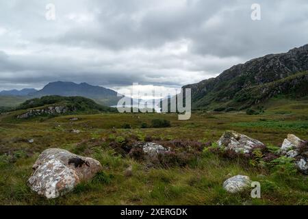 Blick über Loch Maree von der Straße zwischen Gairloch und Poolewe. Eine von vielen atemberaubenden Aussichten entlang der North Coast 500 Touristenroute. Stockfoto