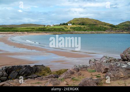 Blick auf das Meeresloch, Loch Ewe vom Firemore Beach in den atemberaubenden schottischen Highlands. Ein wunderbarer Ort, um die Welt auf dem NC500 zu erkunden Stockfoto