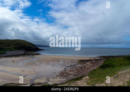 Ein Blick hinunter auf die Wüste Slaggan Bay in den Highlands, am Ende eines einsamen Weges in der Nähe der verlassenen Klötze, die in einer großen Hungersnot leer fielen. Stockfoto