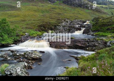 Eine majestätische Reihe natürlicher Wasserfälle am Dundonnell River in den abgelegenen schottischen Hoghlands, Teil der beliebten Touristenroute North Coast 500. Stockfoto