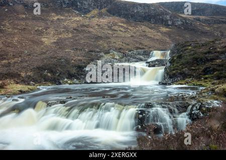 Eine majestätische Reihe natürlicher Wasserfälle am Dundonnell River in den abgelegenen schottischen Hoghlands, Teil der beliebten Touristenroute North Coast 500. Stockfoto