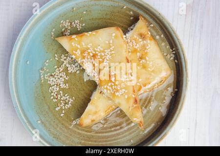 Griechisch gebratener Feta mit Honig und Sesamsamen Stockfoto