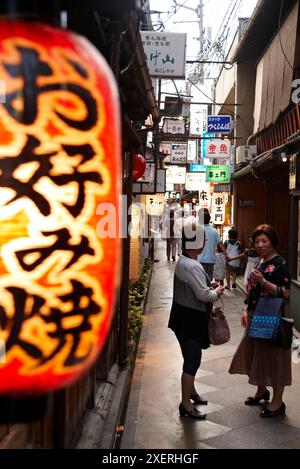 Restaurants, lebhaft Dori Straße, Kyoto, Japan. Stockfoto