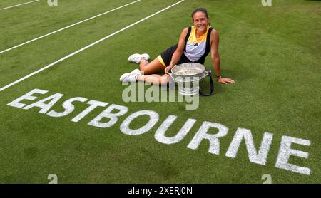 Eastbourne, East Sussex, Großbritannien. 29. Juni 2024; Devonshire Park, Eastbourne, East Sussex, England: Rothesay International Eastbourne, 6. Tag, feiert Daria Kasatkina mit der Rothesay International Trophäe, nachdem sie das Finale der Damen im Einzelspiel gewonnen hat. Credit: Action Plus Sports Images/Alamy Live News Stockfoto