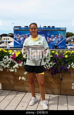 Eastbourne, East Sussex, Großbritannien. 29. Juni 2024; Devonshire Park, Eastbourne, East Sussex, England: Rothesay International Eastbourne, 6. Tag, feiert Daria Kasatkina mit der Rothesay International Trophäe, nachdem sie das Finale der Damen im Einzelspiel gewonnen hat. Credit: Action Plus Sports Images/Alamy Live News Stockfoto