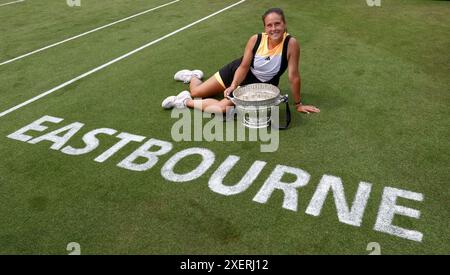 Eastbourne, East Sussex, Großbritannien. 29. Juni 2024; Devonshire Park, Eastbourne, East Sussex, England: Rothesay International Eastbourne, 6. Tag, feiert Daria Kasatkina mit der Rothesay International Trophäe, nachdem sie das Finale der Damen im Einzelspiel gewonnen hat. Credit: Action Plus Sports Images/Alamy Live News Stockfoto