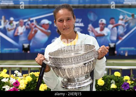 Eastbourne, East Sussex, Großbritannien. 29. Juni 2024; Devonshire Park, Eastbourne, East Sussex, England: Rothesay International Eastbourne, 6. Tag, feiert Daria Kasatkina mit der Rothesay International Trophäe, nachdem sie das Finale der Damen im Einzelspiel gewonnen hat. Credit: Action Plus Sports Images/Alamy Live News Stockfoto