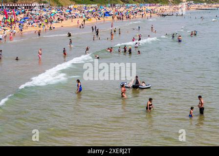 Bournemouth, Dorset, Großbritannien. Juni 2024. Wetter in Großbritannien: Menschenmassen strömen an einem heißen, sonnigen Tag zu den Stränden von Bournemouth und genießen die Sonne. Die Strände werden voll und die Parkplätze sind voll. Quelle: Carolyn Jenkins/Alamy Live News Stockfoto