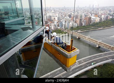 Gebäude Wartung Arbeiter, Asahi Bier Tower, Sumidagawa Fluss, Asakusa, Tokio, Japan. Stockfoto