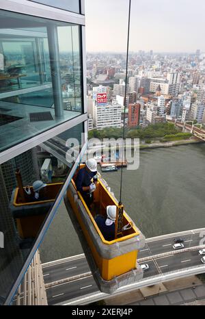 Gebäude Wartung Arbeiter, Asahi Bier Tower, Sumidagawa Fluss, Asakusa, Tokio, Japan. Stockfoto