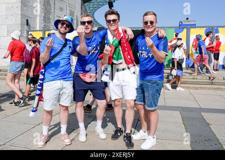 Berlin, Deutschland. Juni 2024. Berlin, Deutschland, 29. Juni 2024: Fans Italiens vor dem Fußball-Spiel der UEFA EURO 2024 Deutschland Runde 16 zwischen der Schweiz und Italien im Olympiastadion in Berlin. (Daniela Porcelli/SPP) Credit: SPP Sport Press Photo. /Alamy Live News Stockfoto