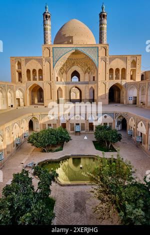 Kashan, Iran, 01.07.2023: Agha Bozorg Moschee, Innenhof Kashan, Iran, Naher Osten Stockfoto