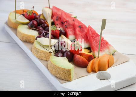 Obstsalat: Frisches Obst wird auf dem Restauranttisch serviert Stockfoto