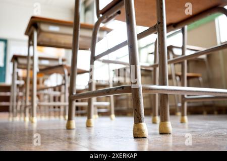 Schreibtische und Stühle in einem japanischen Klassenzimmer. Aufnahmen mit niedrigem Winkel Stockfoto