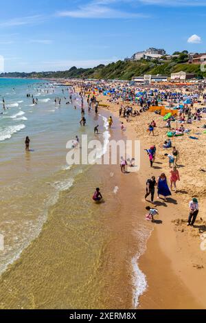 Bournemouth, Dorset, Großbritannien. Juni 2024. Wetter in Großbritannien: Menschenmassen strömen an einem heißen, sonnigen Tag zu den Stränden von Bournemouth und genießen die Sonne. Die Strände werden voll und die Parkplätze sind voll. Quelle: Carolyn Jenkins/Alamy Live News Stockfoto
