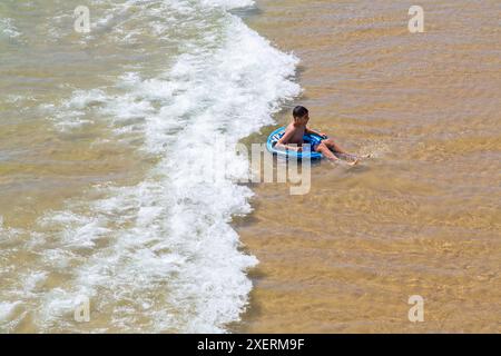 Bournemouth, Dorset, Großbritannien. Juni 2024. Wetter in Großbritannien: Menschenmassen strömen an einem heißen, sonnigen Tag zu den Stränden von Bournemouth und genießen die Sonne. Die Strände werden voll und die Parkplätze sind voll. Quelle: Carolyn Jenkins/Alamy Live News Stockfoto